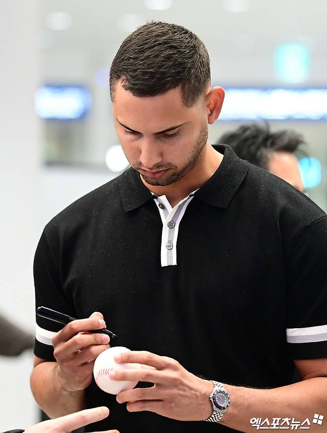 프로야구 한화 이글스의 베네수엘라 출신 외국인 선수 요나단 페라자와 윌켈 에르난데스가 16일 오후 인천국제공항을 통해 입국했다.   에르난데스가 입국장에서 팬에게 사인을 해주고 있다. 인천공항, 박지영 기자