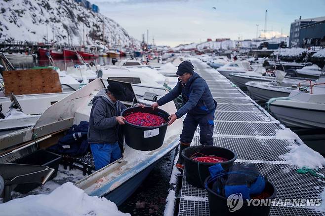 14일 그린란드 누크에서 어부들이 조업 장비를 배에 싣고 있다. [AP=연합뉴스]