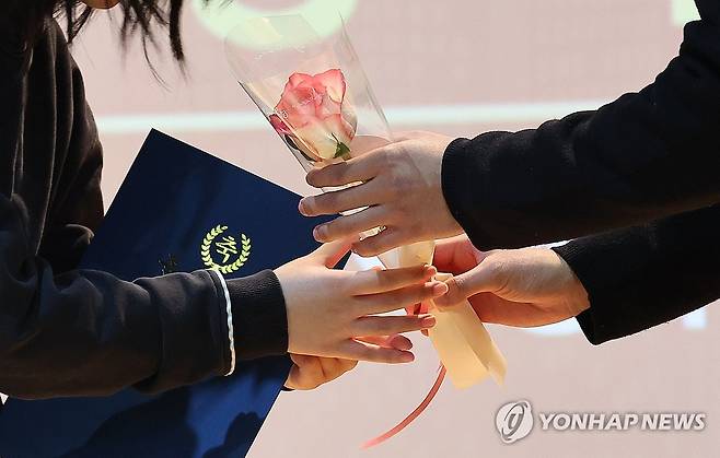선생님에게 받는 졸업 축하 꽃 (인천=연합뉴스) 임순석 기자 = 지난달 23일 인천 미추홀구 인천남부초등학교에서 열린 졸업식에서 졸업생이 선생님으로부터 축하 꽃을 받고 있다. 2026.1.17