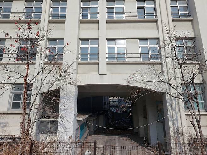 '폐교 후 8년, 남겨진 학교 건물'  (대구=연합뉴스) 박세진 기자 = 15일 대구 중구 옛 경신정보과학고 건물이 2018년 폐교 후 활용되지 않고 남아있다. 2026.1.15 psjpsj@yna.co.kr