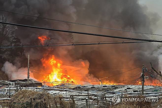 서울 강남구 구룡마을 화재 (서울=연합뉴스) 최원정 기자 = 16일 오전 5시께 서울 강남구 개포동 구룡마을 4지구에서 불이 났다.
    소방 당국은 인근 야산으로 불이 번질 우려가 있다고 보고 5시 10분께 대응 1단계를 발령했다. 사진은 이날 화재 현장 모습. 2026.1.16 away777@yna.co.kr