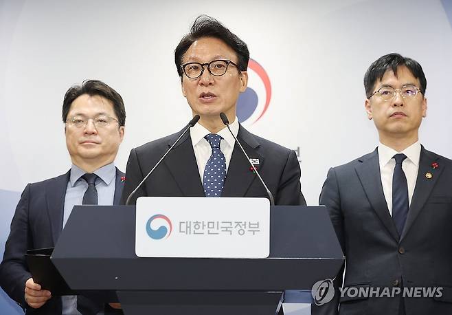 통합특별시에 4년 최대 20조원 지원 (서울=연합뉴스) 서명곤 기자 = 김민석 국무총리가 16일 서울 종로구 정부서울청사에서 행정통합 인센티브와 관련해 브리핑을 하고 있다. 2026.1.16 seephoto@yna.co.kr