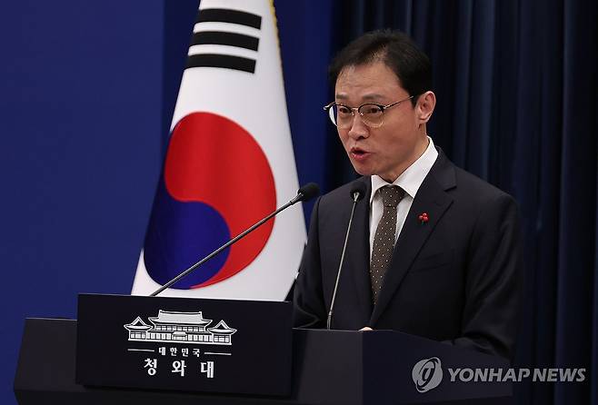 이규연 홍보수석 브리핑 (서울=연합뉴스) 한상균 기자 = 이규연 홍보소통수석이 31일 청와대 기자회견장에서 '정부 부처 KTV 생중계 확대' 브리핑을 하고 있다. 2025.12.31 xyz@yna.co.kr