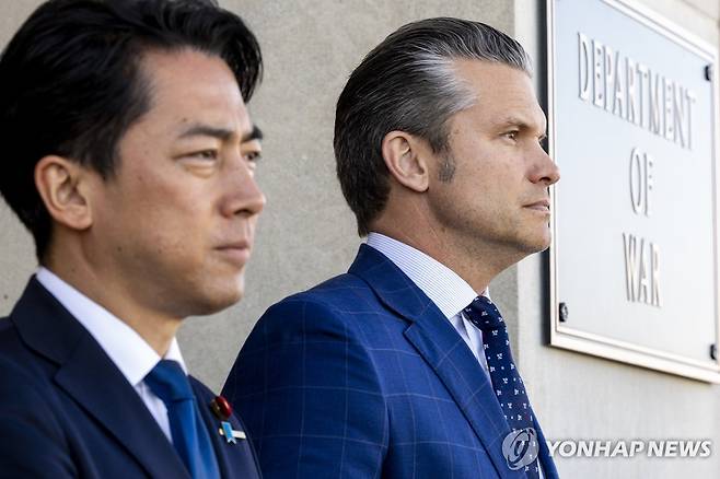 미국 워싱턴DC에서 만난 미일 국방장관 (워싱턴 EPA=연합뉴스) 피트 헤그세스 미국 국방부 장관과 고이즈미 신지로 일본 방위상이 15일(현지시간) 미국 워싱턴DC 국방부에서 만나 환영 행사를 지켜보고 있다.