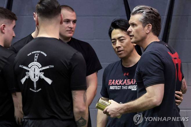 미군시설서 함께 운동한 미일 국방장관 (워싱턴 로이터=연합뉴스) 피트 헤그세스 미국 국방부 장관과 고이즈미 신지로 일본 방위상이 15일(현지시간) 워싱턴DC 인근 미군기지 내 운동시설에서 대화하고 있다.