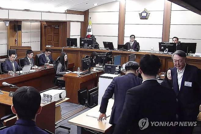 윤석열 '체포 방해' 등 1심 징역 5년 (서울=연합뉴스) 윤석열 전 대통령이 16일 서초구 서울중앙지방법원에서 열린 특수공무집행방해, 범인도피교사, 직권남용 권리행사방해 혐의 등 사건에 대한 1심 선고 공판에서 징역 5년을 선고받은 뒤 법정을 나서고 있다. 2026.1.16 [서울중앙지법 제공. 재판매 및 DB 금지] photo@yna.co.kr