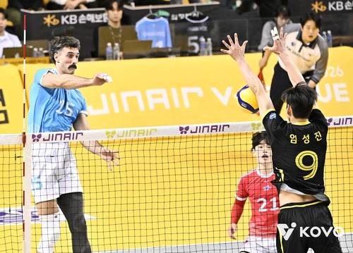 공격하는 대한항공의 러셀(왼쪽) [한국배구연맹 제공. 재판매 및 DB 금지]