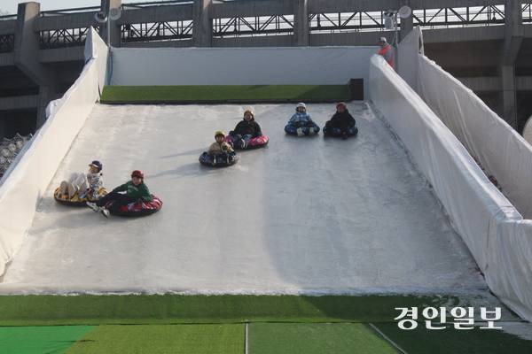 지난 16일 부천 아이스월드 ‘빙파니아’를 찾은 시민들이 서브 링크에 마련된 아이스 슬라이더에서 얼음 위를 미끄러지는 듯한 짜릿한 스릴을 즐기고 있다. 2025.1.16 /김연태 기자 kyt@kyeongin.com