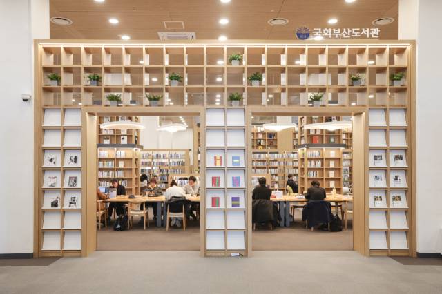 국회부산도서관 1층의 종합 자료실. 높은 층고와 밝은 조명이 개방감과 집중력을 높여준다. 정대현 기자 jhyun@