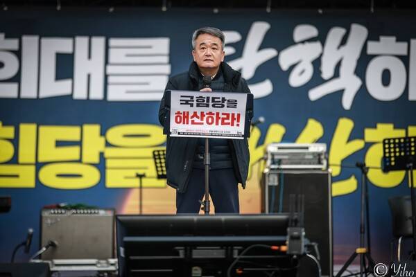 김창록 경북대 법학전문대학원 교수가 17일 서울 서초구 서초역(대법원·대검찰청 앞)에서 열린 '내란청산 국민주권실현 174차 전국집중 촛불대행진'에서 발언하고 있다. 2026.1.17. 이호 작가