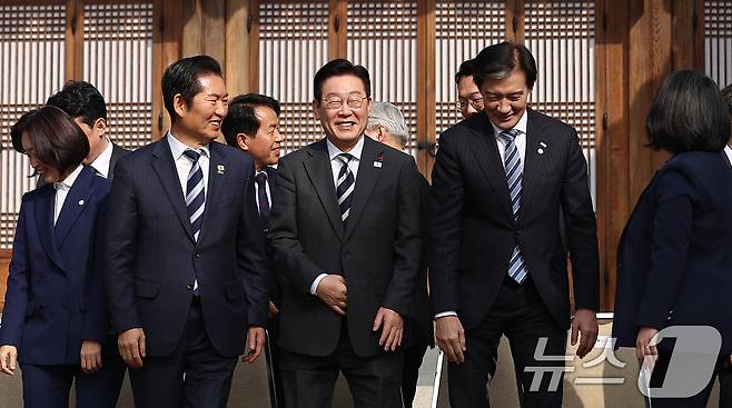 이재명 대통령이 16일 청와대 상춘재에서 열린 정당 지도부 초청 오찬에서 기념촬영을 마치고 정청래 더불어민주당 대표, 조국 조국혁신당 대표와 나란히 이동하고 있다. (청와대통신사진기자단) 2026.1.16/뉴스1 ⓒ News1 허경 기자