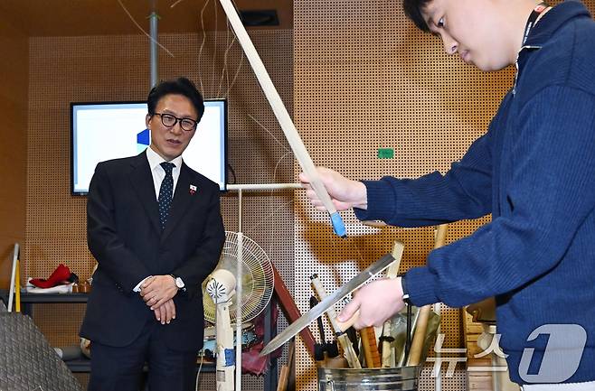 문화컨텐츠 현장 방문에 나선 김민석 국무총리가 15일 경기 성남시 넥슨에서 게임 속 효과음 제작 과정을 살펴보고 있다. (공동취재) 2026.1.15/뉴스1 ⓒ News1 박정호 기자