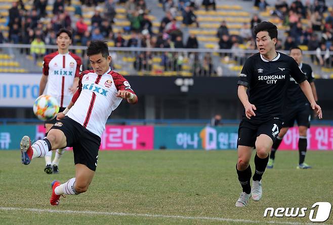 FC서울에서 간판 수비수로 활약했던 이웅희(왼쪽). 2019.3.10/뉴스1 ⓒ News1 조태형 기자