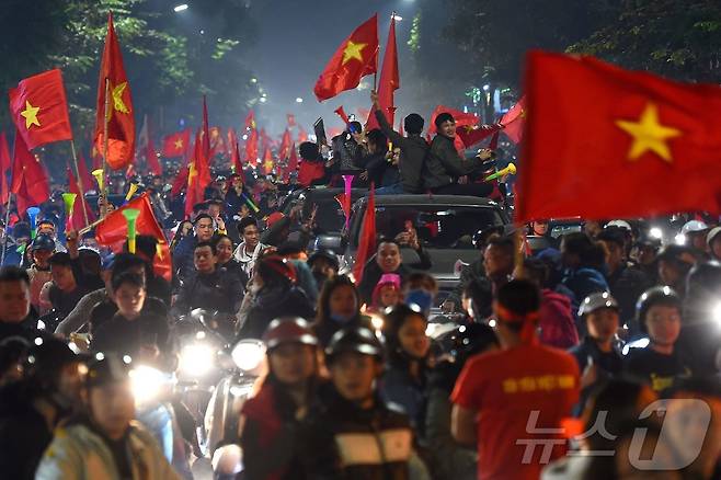 거리 응원을 즐기는 베트남 팬들ⓒ AFP=뉴스1