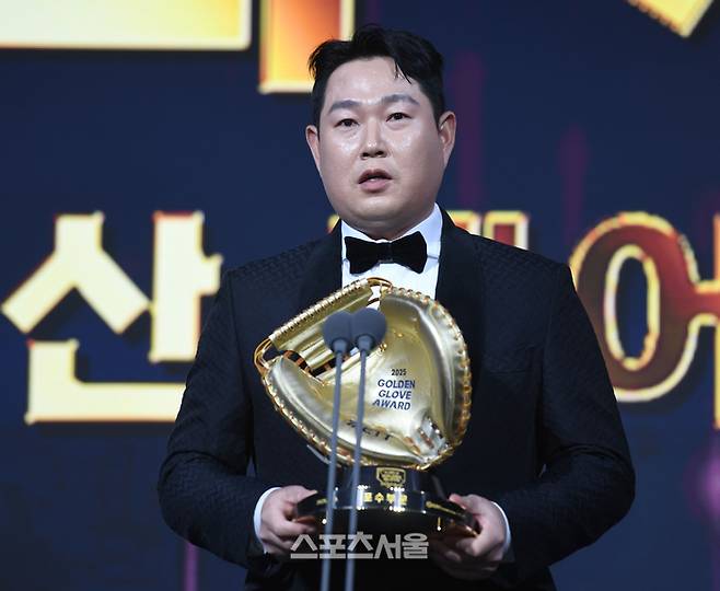 두산 양의지가 9일 서울 송파 롯데호텔 월드에서 열린 2025 KBO 골든글러브 시상식에서 포수 부문 수상 후 소감을 말하고 있다. 최승섭기자 thunder@sportsseoul.com