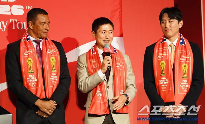 FIFA 월드컵 트로피 투어 미디어 간담회가 16일 서울 용산구 한강로동 CGV용산아이파크몰에서 열렸다. 이영표가 포토타임을 갖고 있다. 용산=박재만 기자 pjm@sportschosun.com/2026.01.16/