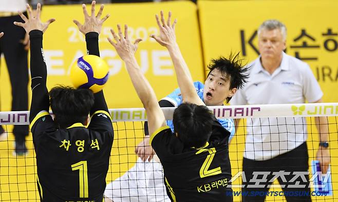 16일 의정부 경민대학교 체육관에서 열린 V리그 남자부 KB손해보험과 대한항공의 경기. 대한항공 김선호가 상대 블로킹을 피해 공격을 시도하고 있다. 의정부=박재만 기자 pjm@sportschosun.com/2026.01.16/