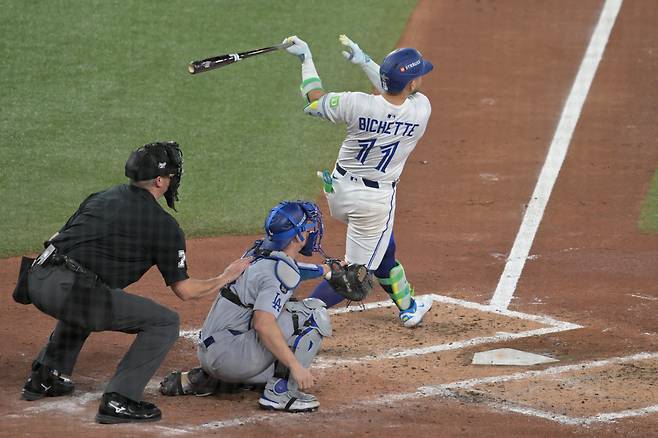 epa12498314 Toronto Blue Jays Bo Bichette (R) follows through with a three run home run off Los Angeles Dodgers two-way player Shohei Ohtani as Los Angeles Dodgers catcher Will Smith (C) and home plate umpire Jordan Bakker (L) look on during the third inning of the MLB World Series game seven between the Los Angeles Dodgers and the Toronto Blue Jays in Toronto, Canada, 01 November 2025.  EPA/EDUARDO LIMA







<저작권자(c) 연합뉴스, 무단 전재-재배포, AI 학습 및 활용 금지>