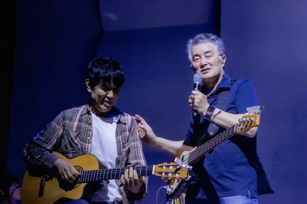 왼쪽부터 기타리스트 함춘호, 송홍섭. [사진제공=송홍섭]