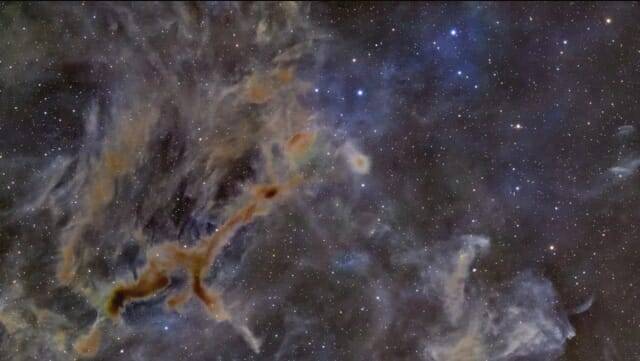 은하수의 별들 사이로 기린 한 마리가 달려가는 모습의 성운 사진이 공개돼 주목되고 있다. (사진=그렉 마이어)