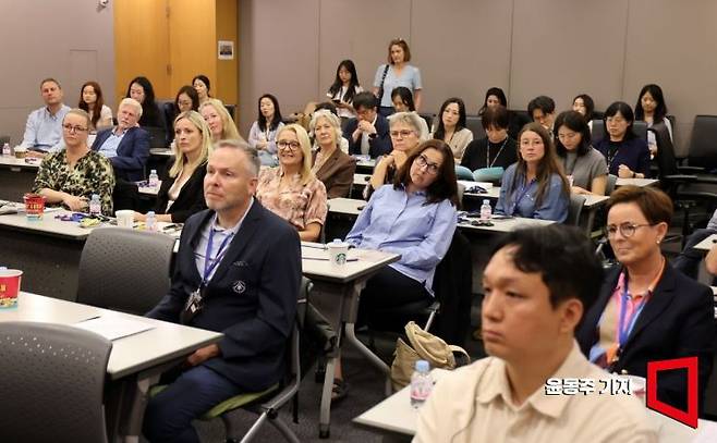 한국을 방문한 덴마크 초·중등 사립학교 교장들과 한국 교육관계자들이 지난해 9월 주한덴마크대사관에서 국제공동수업 및 덴마크 교육계와 교류등에 관한 주제로 토론을 하고 있다. 2025.09.22 윤동주 기자