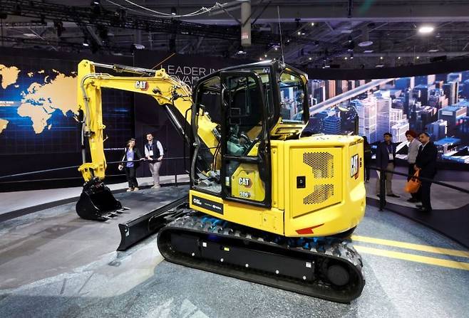 7일(현지시간) 미국 국제전자제품박람회(CES)에 출시된 캐터필러의 인공지능(AI) 탑재 소형 굴착기의 모습. 로이터연합뉴스