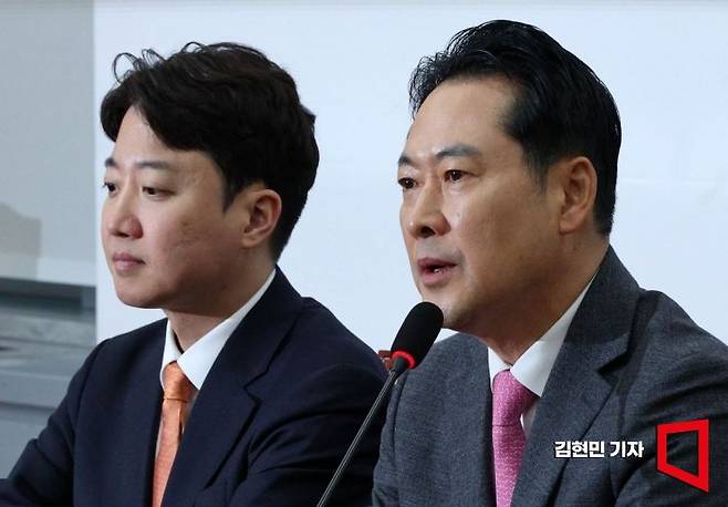 장동혁 국민의힘 대표(오른쪽)과 이준석 개혁신당 대표가 13일 국회에서 회동하고 있다. 2026.1.13 김현민 기자