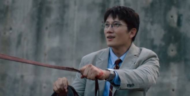 MBC 금토드라마 ‘판사 이한영’ 5회는 이한영(지성)이 정재계 병역 비리 장부를 폭로하며 숙적 강신진(박희순)이 있는 서울중앙지법으로 향하는 길을 열고, 거악의 심장부로 직접 뛰어드는 전개로 긴장감을 극대화했다. 어머니에게서 받은 장부를 둘러싼 추격과 전생의 악연 곽순원과의 조우, 강신진의 회유를 거절한 한영의 결단, 전직 대통령 박광토를 중심으로 한 권력 내부의 균열과 강신진의 서사 노출이 촘촘히 얽히며 서사가 확장됐다. 김진아(원진아)의 또 다른 싸움과 사법부 개혁의 물결 속에서 백이석 법원장과 함께 서울행이 확정되고, 강신진은 스파이를 배치해 한영을 견제한다. 엔딩에서는 해날로펌으로 향한 한영의 결의가 다음 국면을 예고했다. 이날 방송은 수도권 10.1%, 전국 10%로 자체 최고를 경신하고 순간 최고 11.7%, 2054 시청률 3.4%로 전 프로그램 1위를 기록하며 트리플 크라운을 달성했다. ‘판사이한영’ 최고 시청률 (사진=MBC)