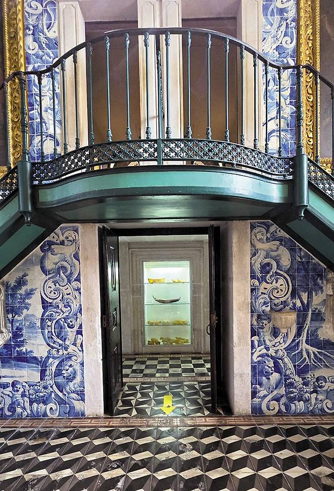 푸른 타일 ‘아줄레주(빛나는 돌)’가 아름다운 나자레 성모 마리아 성당. /박은주 기자