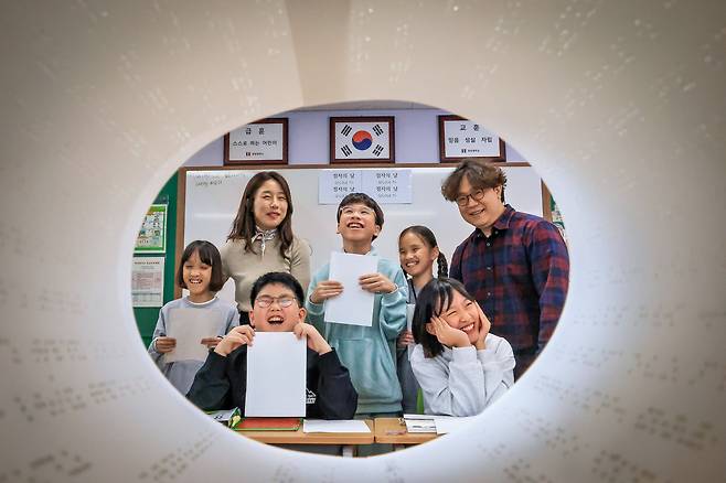 '점자의 날'인 4일 오전 서울 강북구 한빛맹학교에서 초등학생들이 본인이 쓴 점자를 들어보이고 있다. '점자의 날'은 송암 박두선 선생이 시각장애인을 위한 한글 점자를 만들어 반포한 것을 기념해 지정한 날이다. 2025.11.4 /박성원 기자