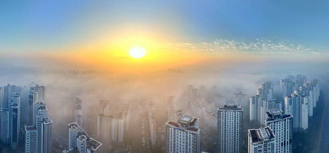 짙은 안개와 미세먼지로 뒤덮힌 광주도심. 뒤로 무등산이 희미하게 보인다./김영근 기자