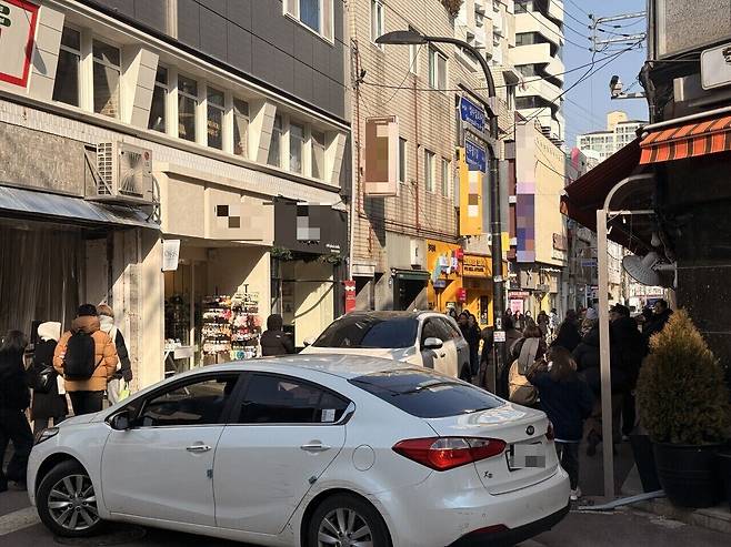 14일 서울 성동구 성수동 연무장길의 모습. 도로 위에 자동차와 보행자들이 뒤섞여있다. /이호준 기자