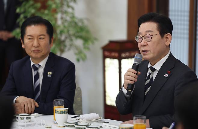 이재명 대통령이 16일 청와대 상춘재에서 열린 정당 지도부 초청 오찬에서 발언하고 있다. 왼쪽은 더불어민주당 정청래 대표. 연합뉴스