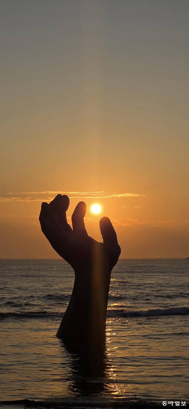 경북 포항시 남구 호미곶면 ‘상생의 손’ 너머로 해가 떠오르고 있다.