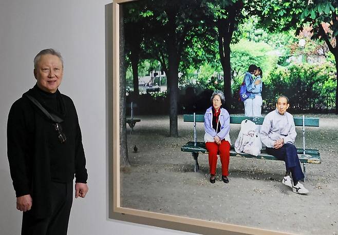 박용만 전 두산그룹 회장이 15일 서울 중구 전시공간 피크닉에서 자신의 전시작을 소개하고 있다. 뉴시스