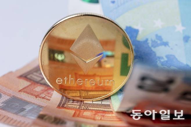 블랙록을 비롯한 미국 금융권은 예금 이자와 비슷한 ‘스테이킹’ 기능도 포함된 이더리움 ETF 출시를 SEC에 신청한 상태다. 게티이미지