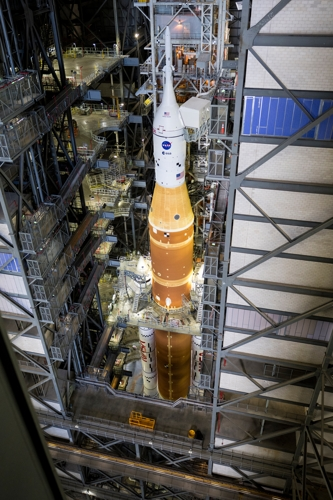 아르테미스 2단계 준비 중인 SLS 로켓 발사체.[NASA/AP=연합뉴스]