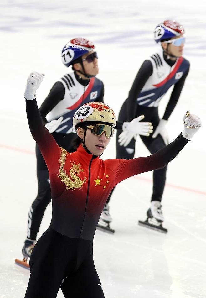 중국 하얼빈 헤이룽장 빙상훈련센터에서 열린 2025 하얼빈 동계 아시안게임 쇼트트랙 남자 500m 결승 경기에서 중국 린 샤오쥔이 금메달을 확정지으며 기뻐하고 있다.뉴시스