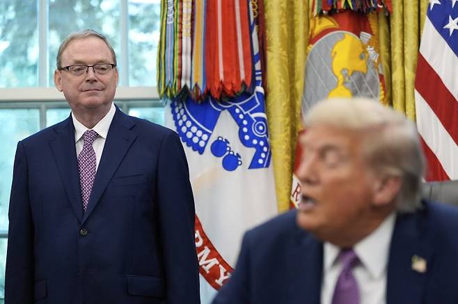 지난해 9월 백악관 집무실(오벌 오피스)에서 도널드 트럼프 대통령이 발언하는 가운데, 케빈 해싯 국가경제위원회(NEC) 위원장이 귀 기울이고 있다. 사진=AP연합