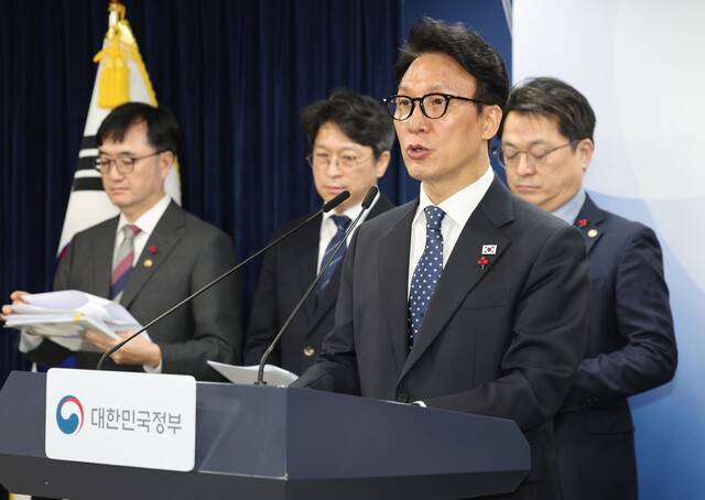 김민석 국무총리가 16일 서울 종로구 정부서울청사에서 행정통합 인센티브와 관련해 브리핑을 하고 있다. 연합뉴스
