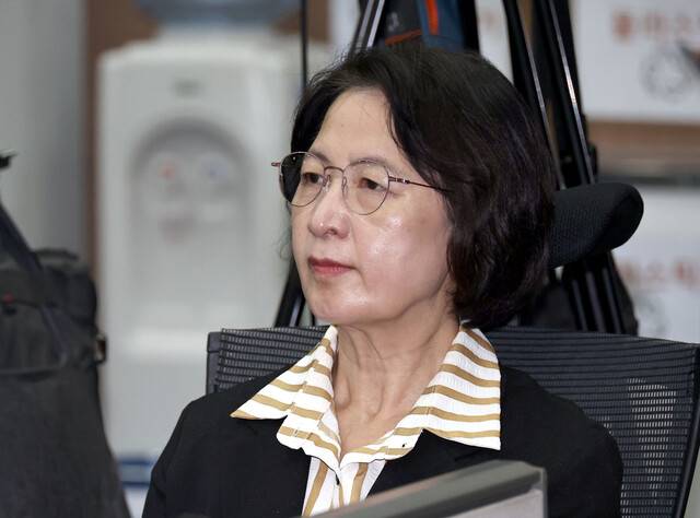 추미애 국회 법사위원장이 지난해 9월29일 국회 소통관에서 하남시 지역 현안 관련 지역주민들의 기자회견장을 보고 있다. 윤운식 선임기자 yws@hani.co.kr