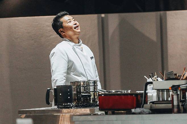 ‘냉장고를 부탁해 since 2014’의 고정 패널인 정호영 셰프가 말했다. “흑백요리사에서는 아무도 제게 춤을 원하지 않았어요.” 넷플릭스 제공