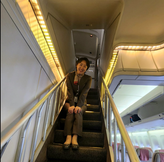 권수정 아시아나항공 노조위원장이 바지 유니폼을 입고 있다. 권 위원장은 2014년 치마 유니폼 대신 바지를 입는 '바지 투쟁'을 벌였다. 권수정 위원장 페이스북 갈무리