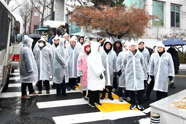 윤석열 대통령 체포영장 유효기간 마지막날인 지난해 1월 6일 서울 용산구 한남동 대통령 관저 앞에 국민의힘 의원들이 집결해 있다. 류기찬 인턴기자