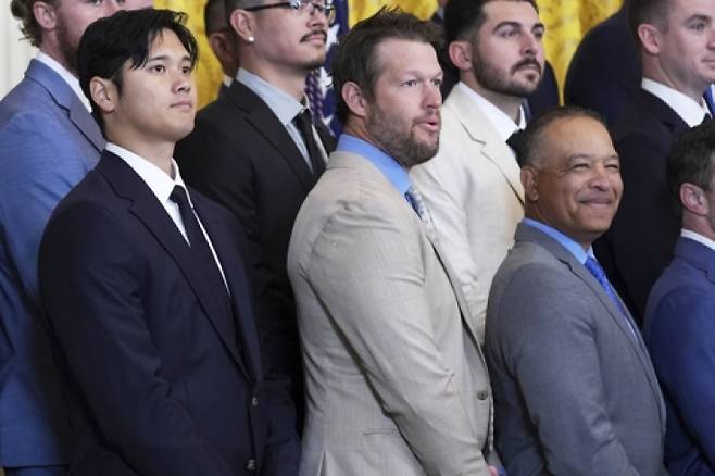 오타니(왼쪽부터), 커쇼, 로버츠 감독. [AP=연합뉴스]