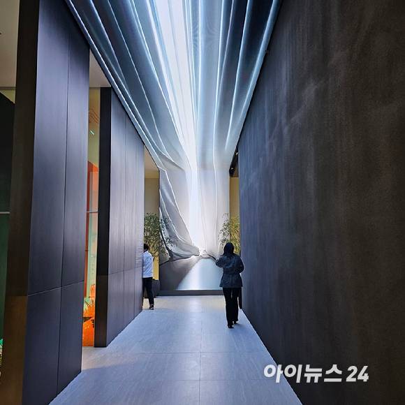 드파인연희 견본주택에 들어서면 벽에서부터 천장으로 이어지는 미디어 아트월. 2026.01.16. [사진=이효정 기자 ]