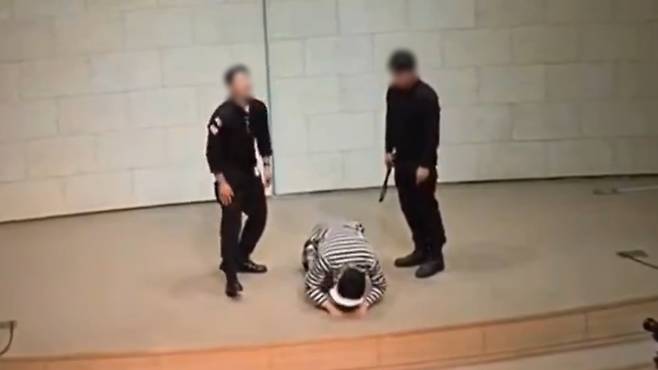 서울 은평구의 한 교회에서 이재명 대통령 가면을 쓴 인물을 폭행하는 내용의 연극이 상연되는 모습 (사진, 극우추적단 카운터스 SNS)