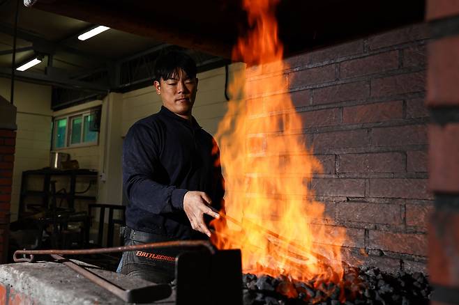 김학진 장제사가 화로에 편자를 달구고 있다.