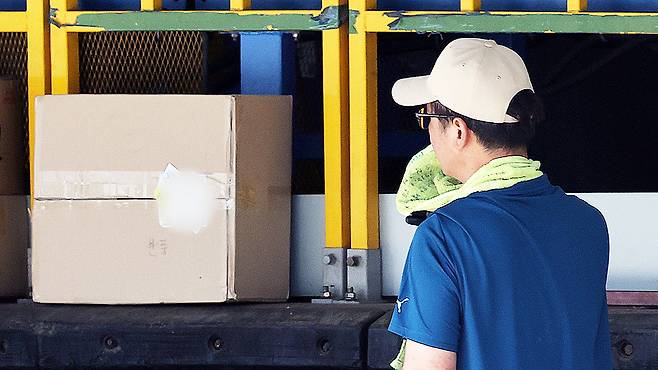 연일 폭염이 이어지던 지난해 7월 초 서울 시내 한 택배물류센터에서 노동자가 택배 분류 작업 중 땀을 닦고 있다. 뉴스1