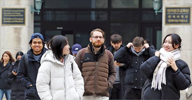 < 열공하는 외국인 유학생 > 외국인 유학생들이 16일 서울 신촌동 연세대 한국어학당 수업을 마친 뒤 건물을 빠져나오고 있다. 지난달 초 겨울학기를 개강한 한국어학당은 다음달 10일까지 대학한국어과정과 최고급한국어과정 등 강의를 이어간다.  /이솔 기자